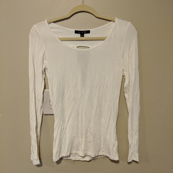 U2B Tops - 🌈10/$15🌈Gorgeous cutout white top